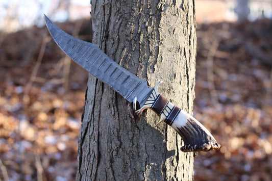 Stingmarrow’s Handcrafted Damascus Steel Hunting Knife with Genuine Deer Antler Handle – A Unique Masterpiece for the Passionate Hunting Enthusiasts