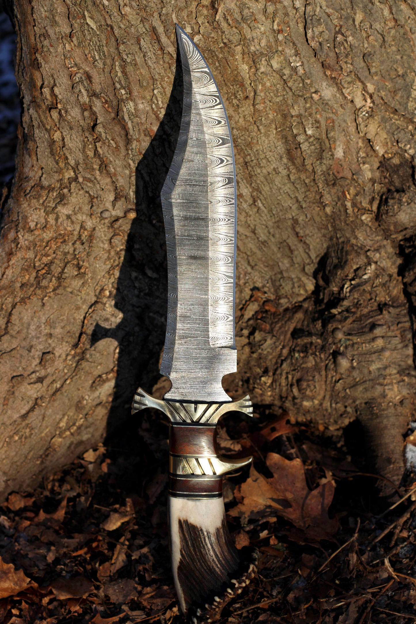 Stingmarrow’s Handcrafted Damascus Steel Hunting Knife with Genuine Deer Antler Handle – A Unique Masterpiece for the Passionate Hunting Enthusiasts