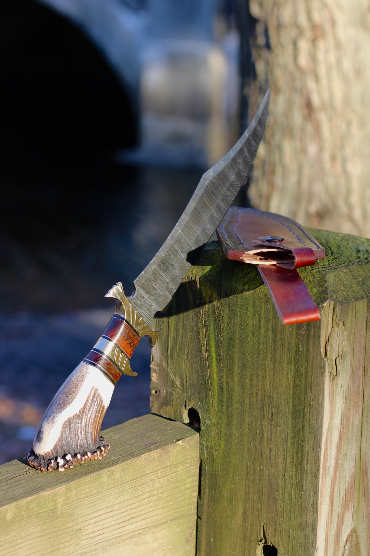 Stingmarrow’s Handcrafted Damascus Steel Hunting Knife with Genuine Deer Antler Handle – A Unique Masterpiece for the Passionate Hunting Enthusiasts